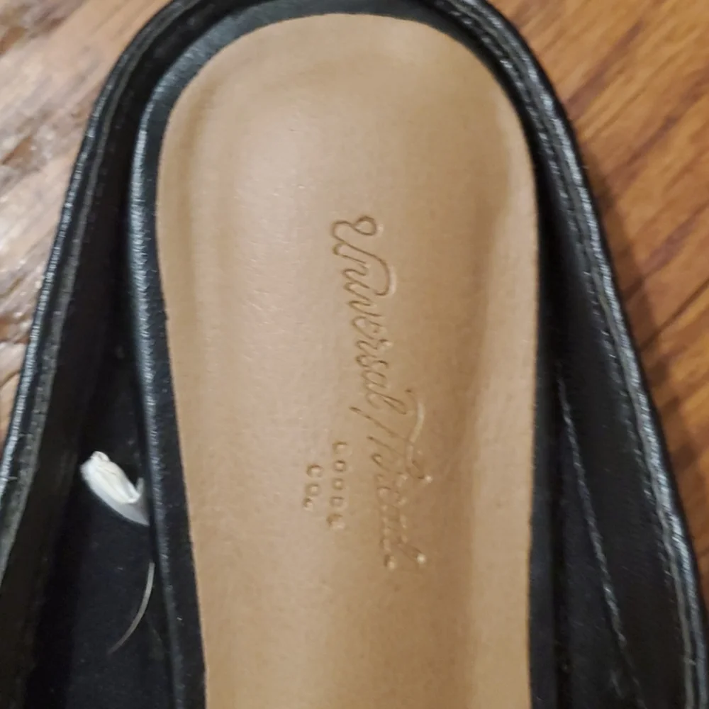 Universal Thread Rattan Flats - Picture 2 of 4